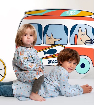 Bata escolar con botones